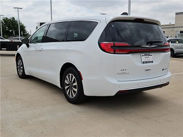 Used 2024 White Chrysler Select Front-Wheel Drive Passenger image 2