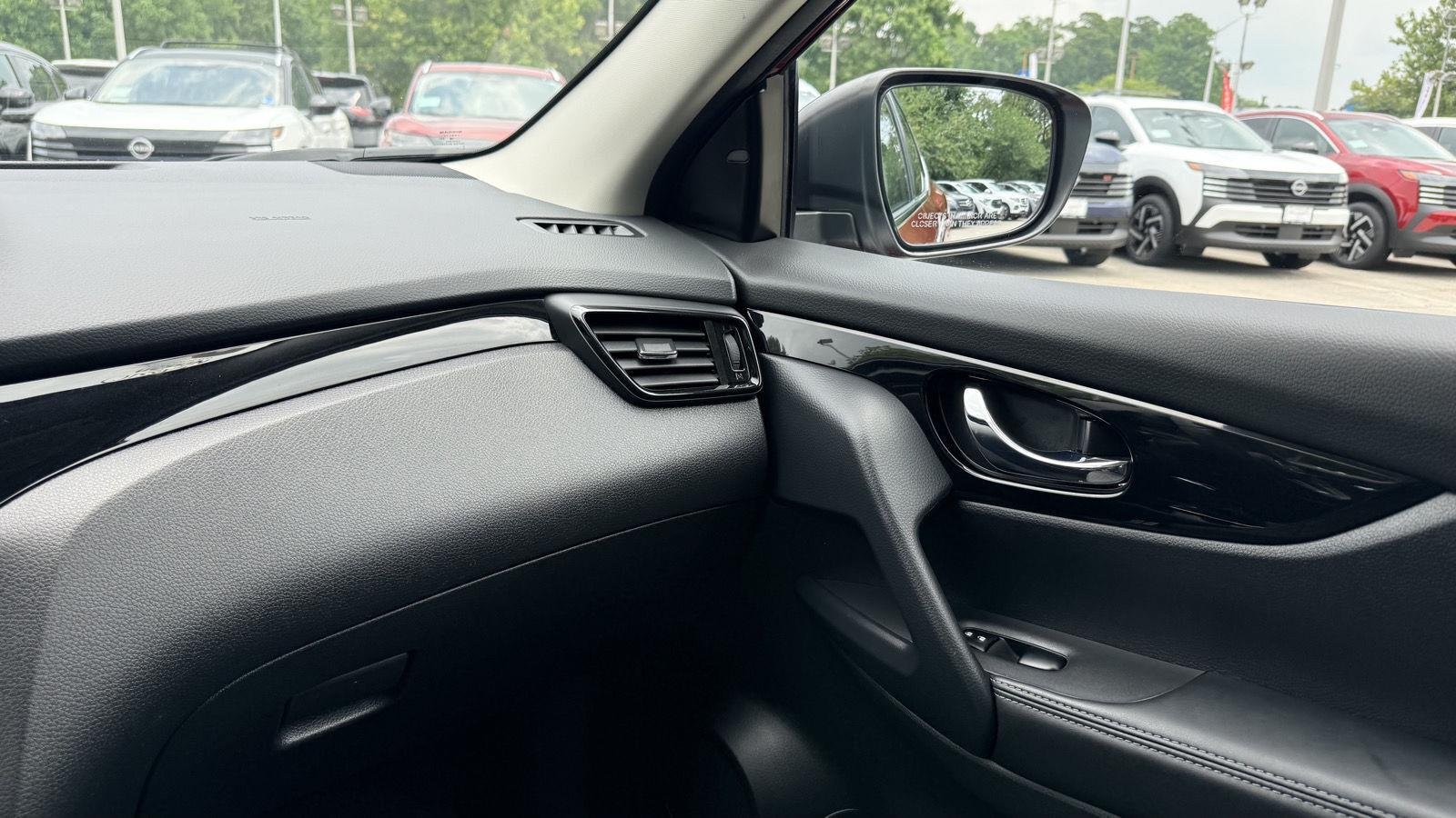 Used 2021 Scarlet Ember Tintcoat Nissan SV image 14