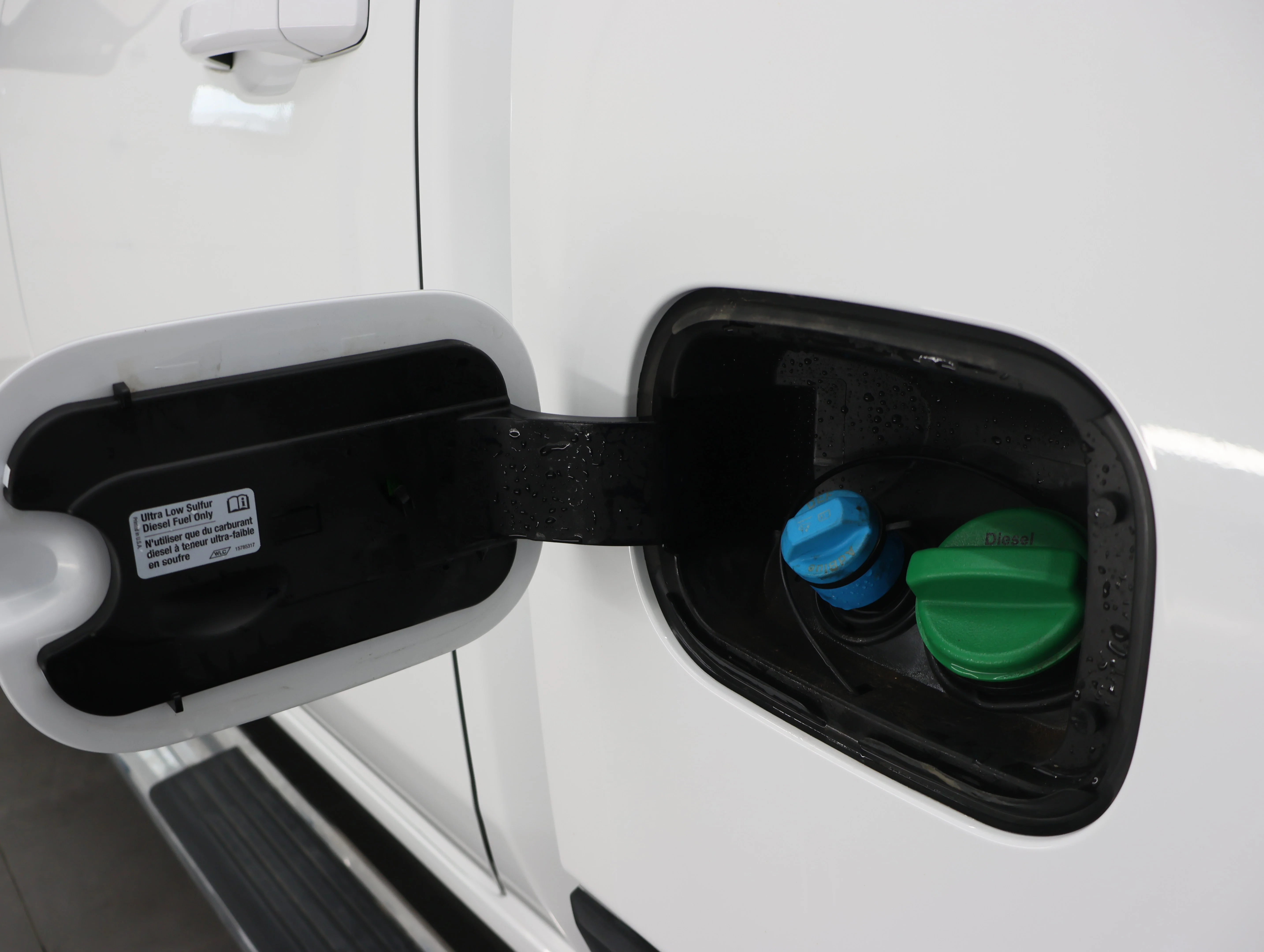 Used 2025 Summit White GMC SLE image 33