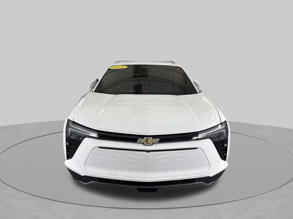 Used 2024 Summit White Chevrolet LT image 3
