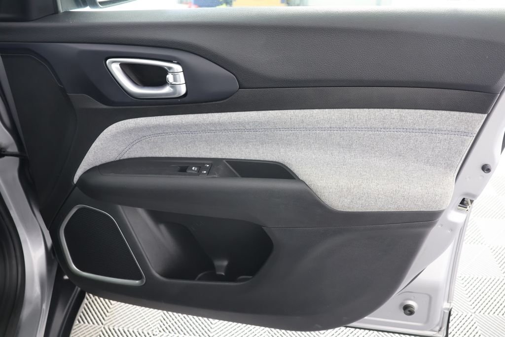 Used 2022 Silver Jeep Latitude image 28