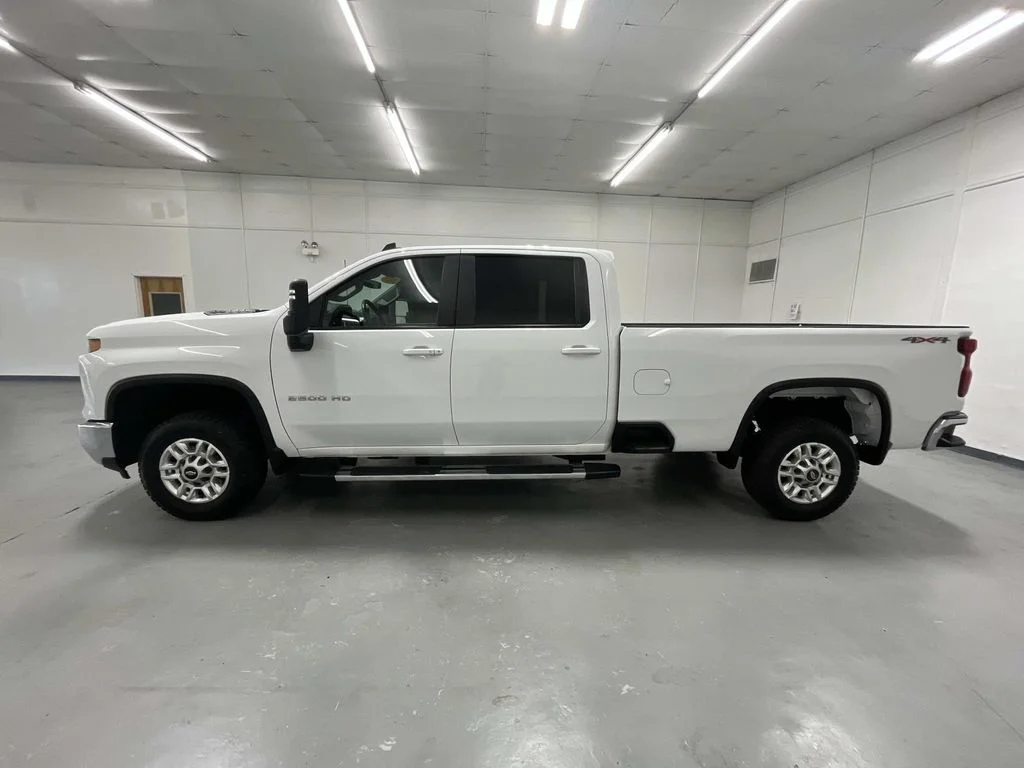 Used 2025 Summit White Chevrolet LT image 5