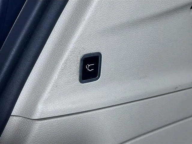 Used 2018 White Chrysler Touring Plus image 25