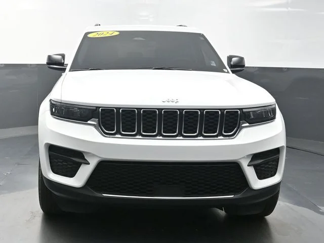Used 2024 White Jeep Laredo X image 2