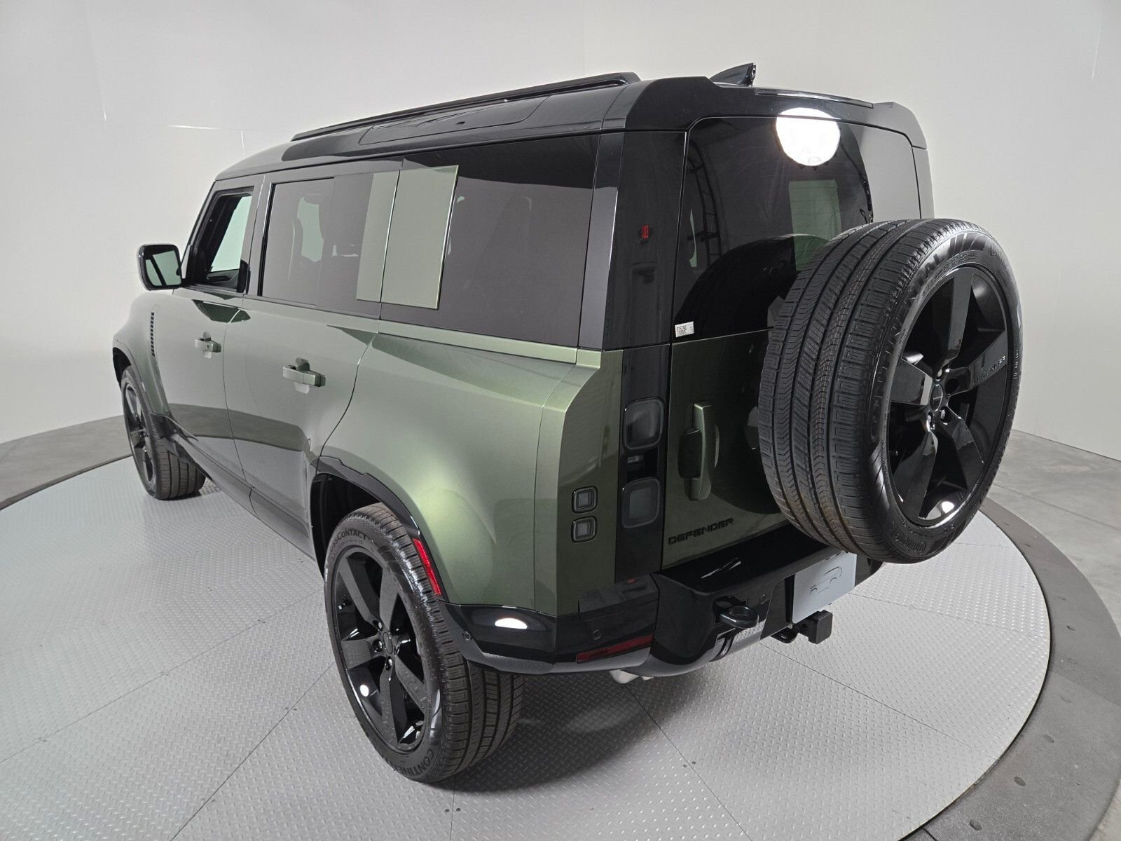 New 2026 Woolstone Green Land Rover X-Dynamic SE image 17