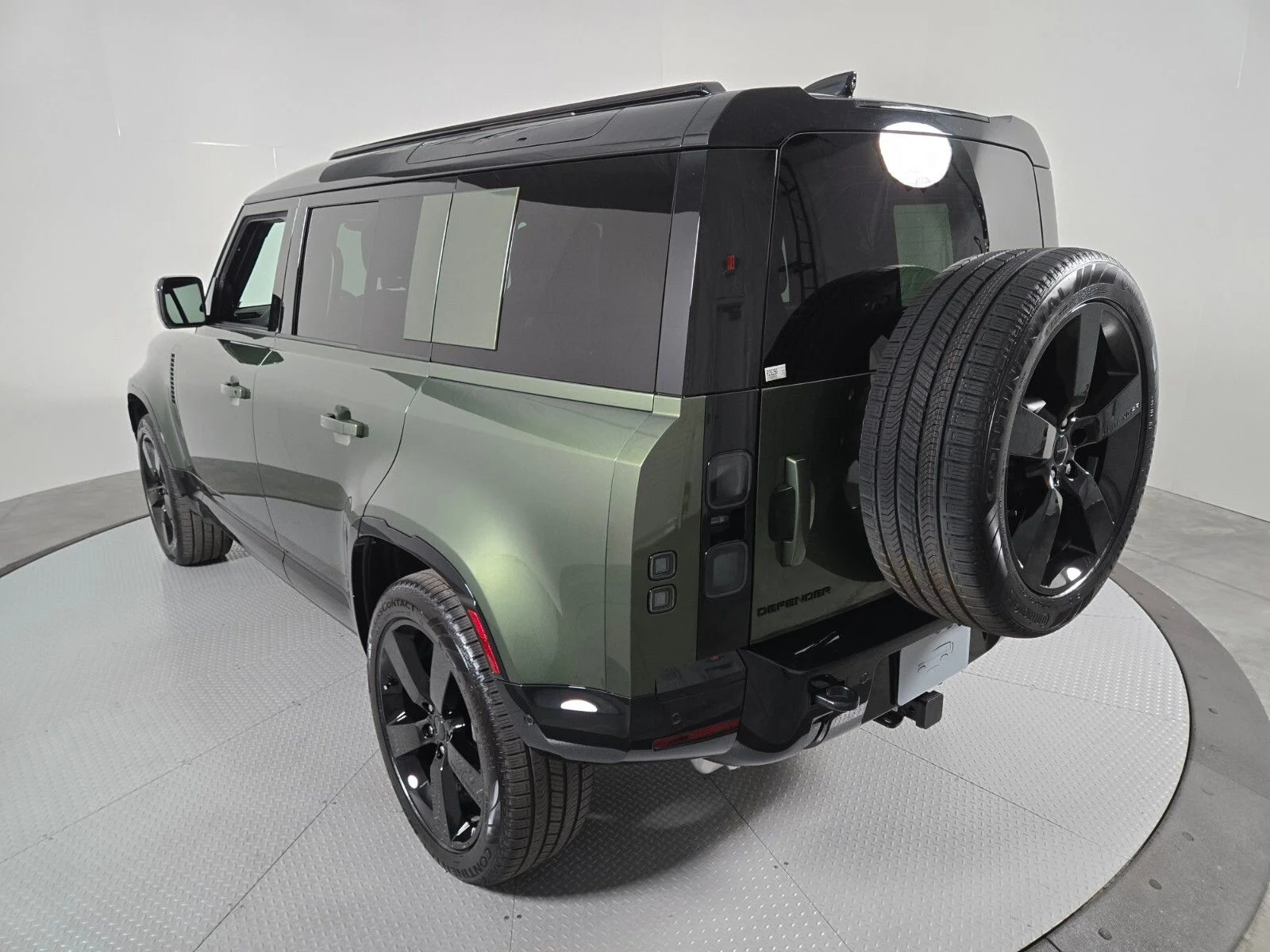 New 2026 Woolstone Green Land Rover X-Dynamic SE image 17