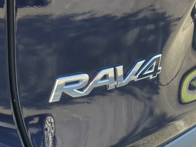 Certified Used 2021  Toyota XLE Premium image 13