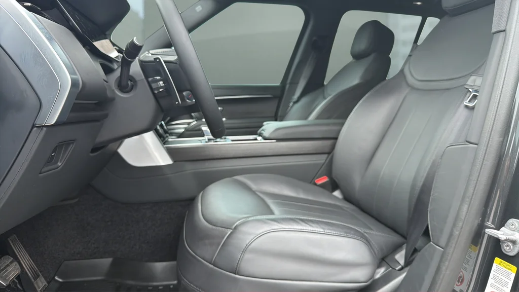 Used 2023  Land Rover SE image 18