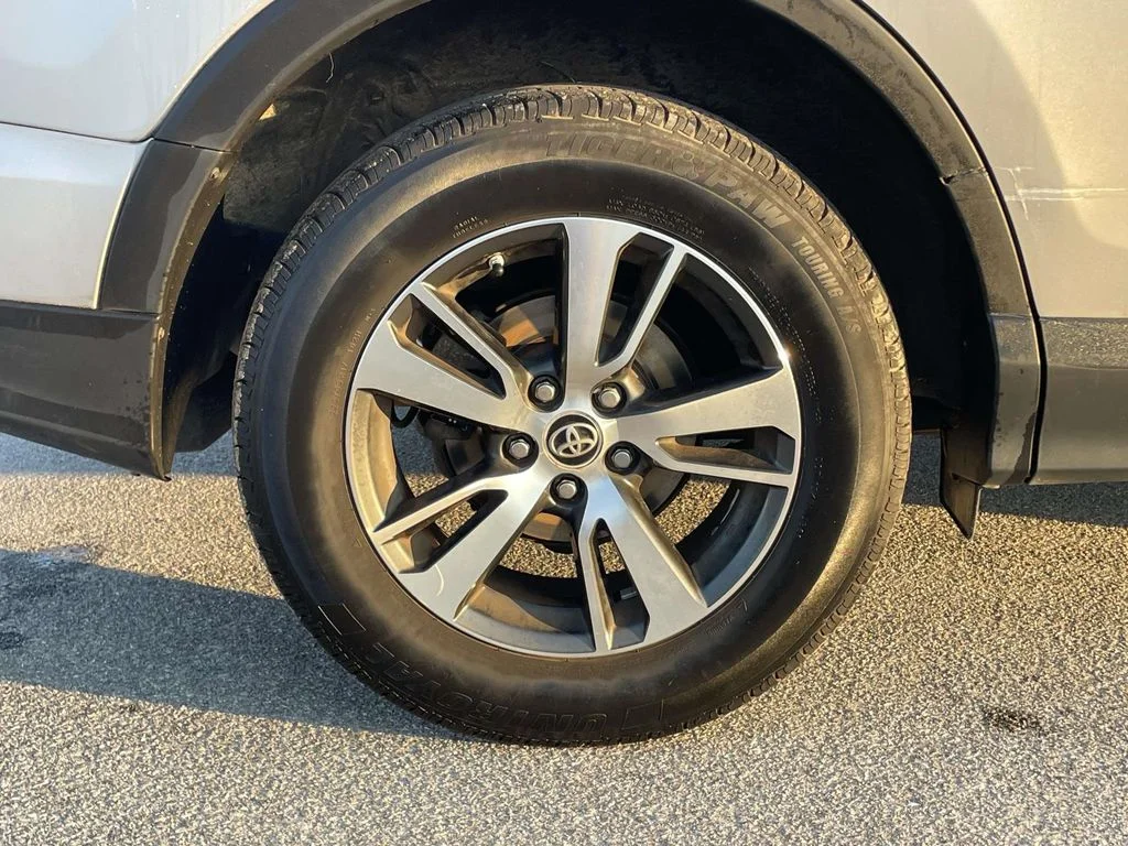 Used 2016 Silver Sky Metallic Toyota XLE image 32