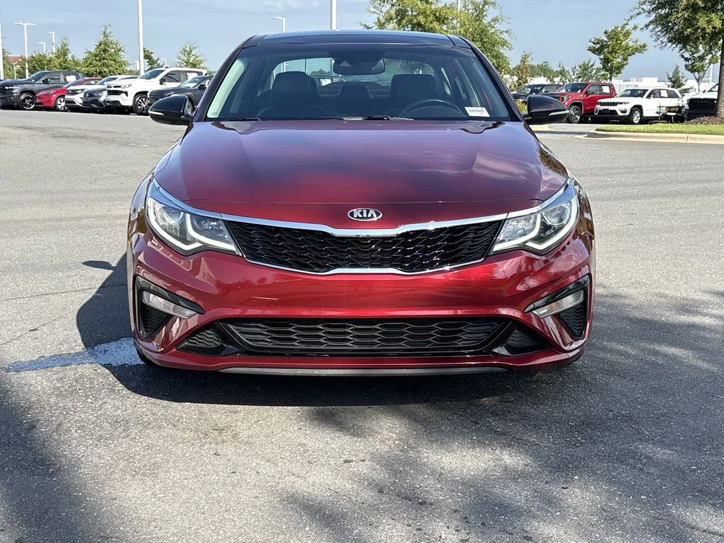 Used 2020 Red Kia SE image 1