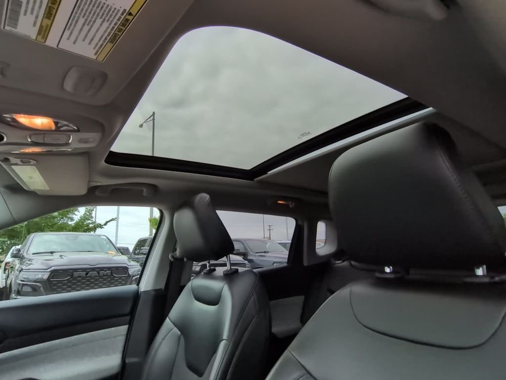 Used 2022 White Jeep Latitude image 46
