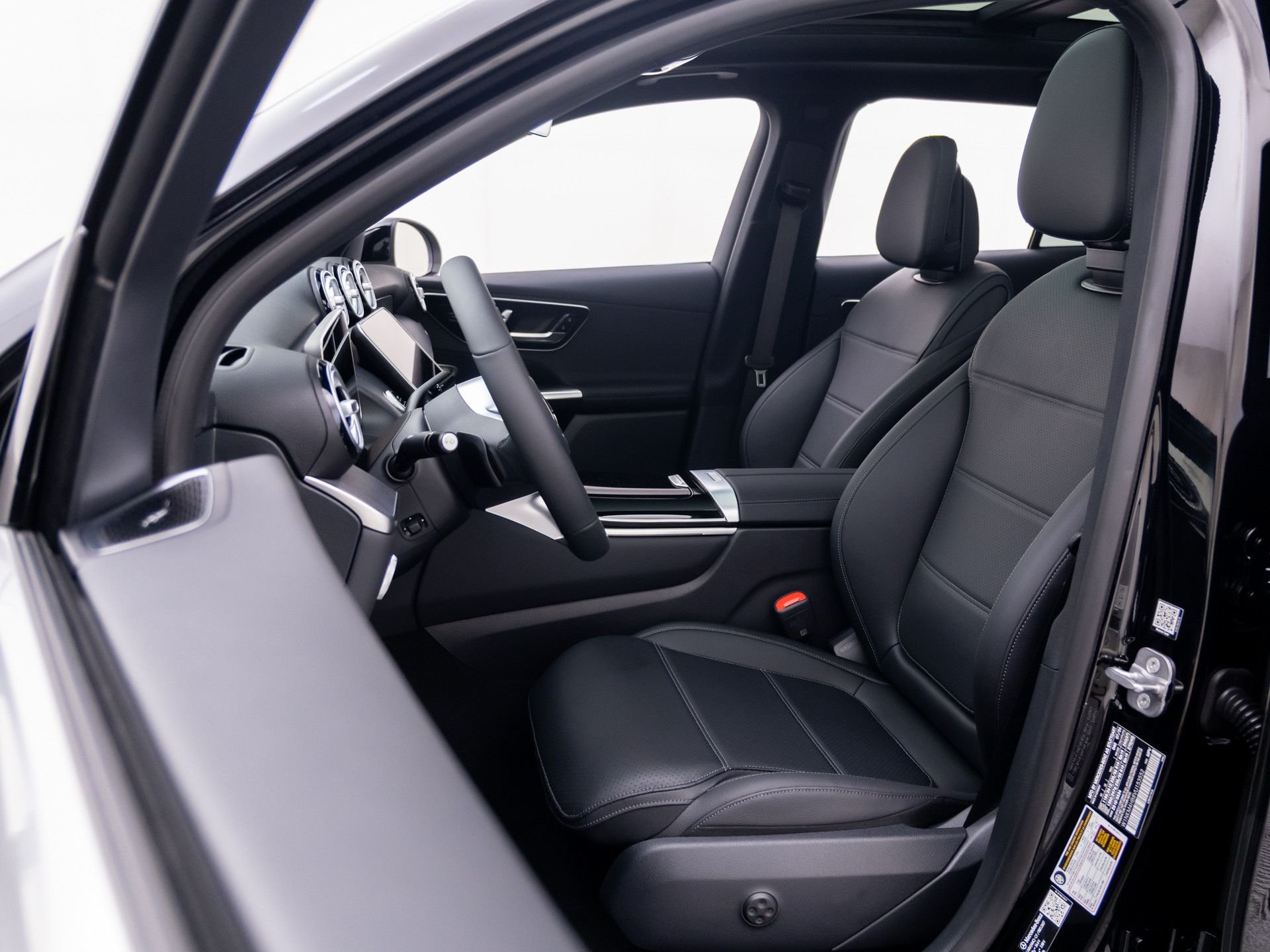 New 2027 Black Mercedes-Benz GLC 300 image 17