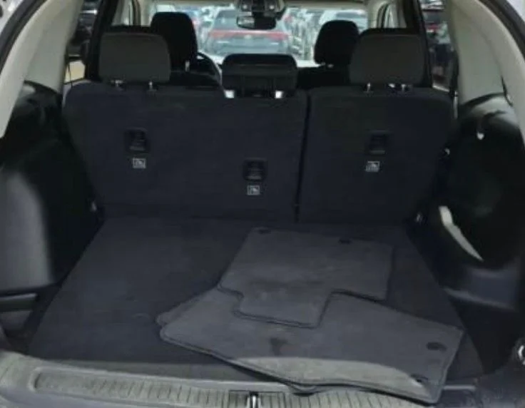 Used 2024 White/off-white Jeep Laredo image 14