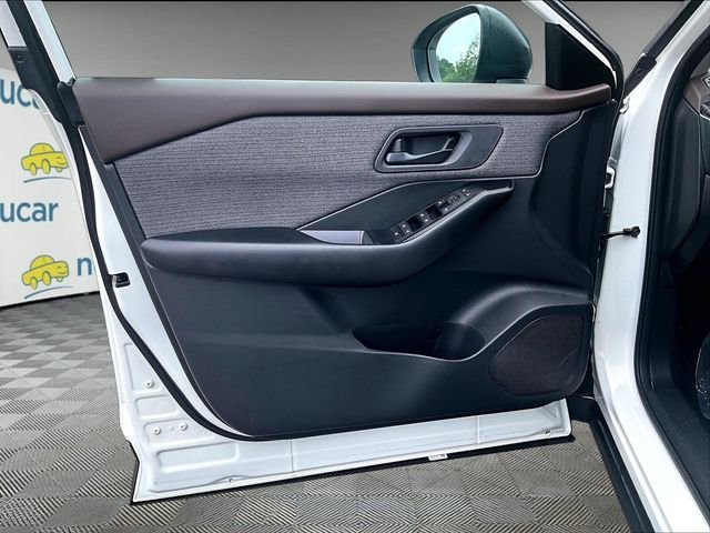 Used 2023 White Nissan S image 18