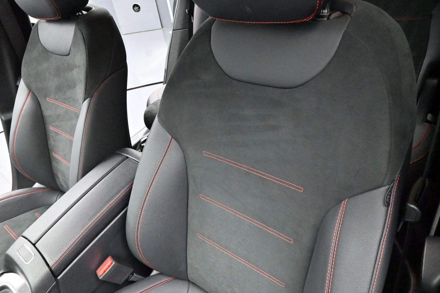 Used 2024 Black Mercedes-Benz GLB 250 image 15