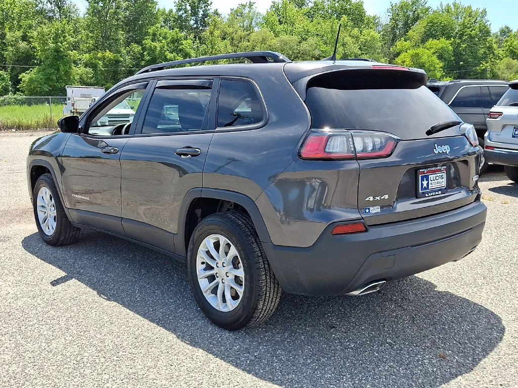 Used 2022 Granite Crystal Metallic Clearcoat Jeep Latitude Lux image 8