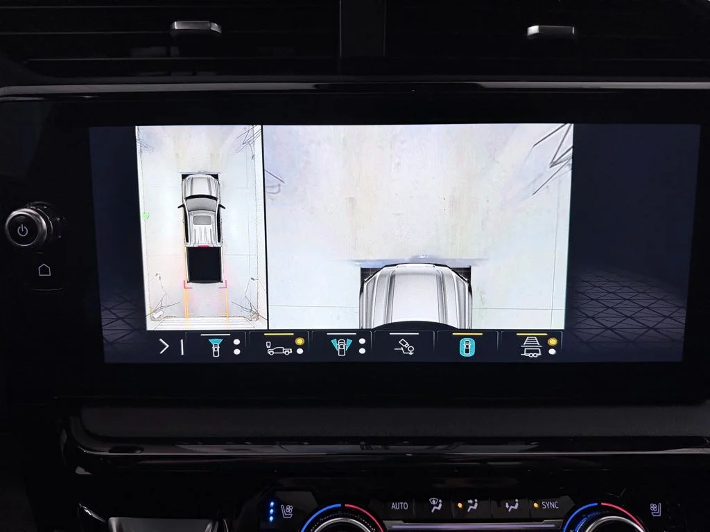 Used 2023 White GMC AT4 image 17