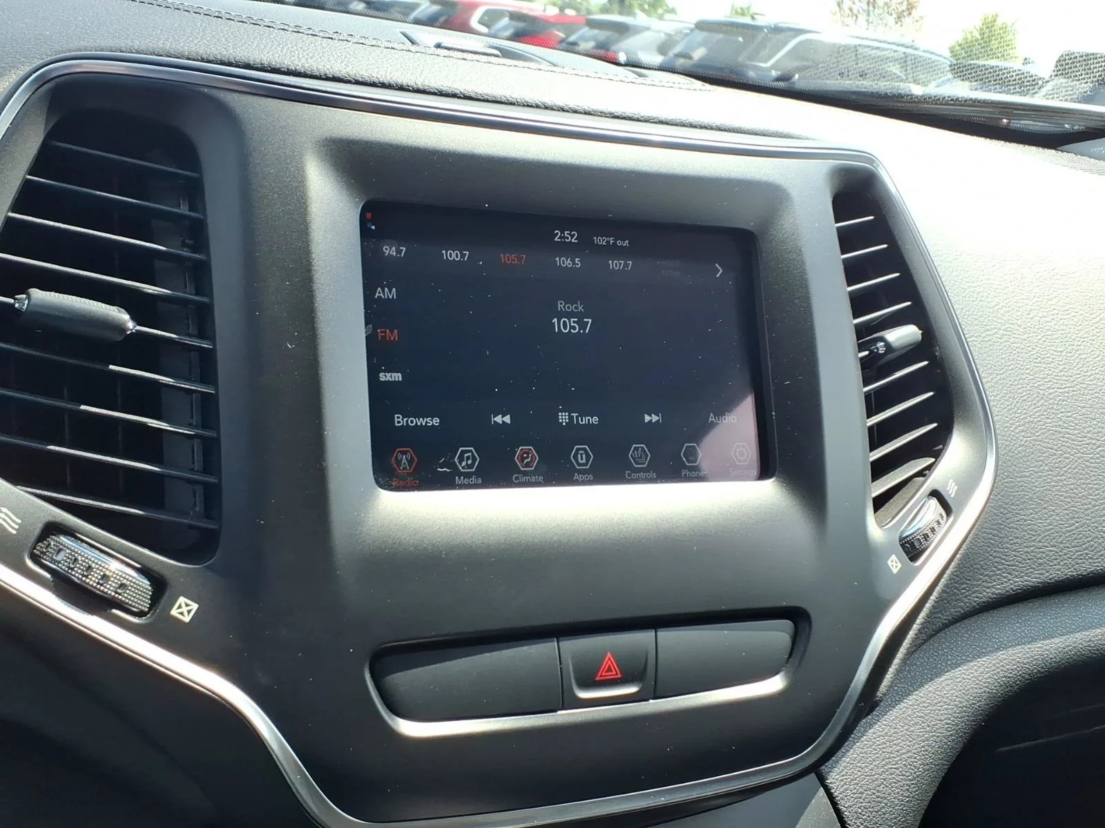 Used 2020 Velvet Red Pearlcoat Jeep Latitude image 11