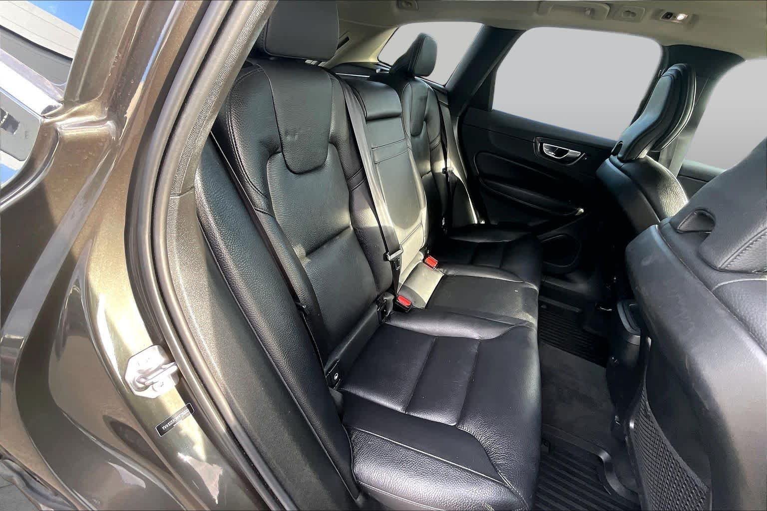Used 2021  Volvo Momentum image 18