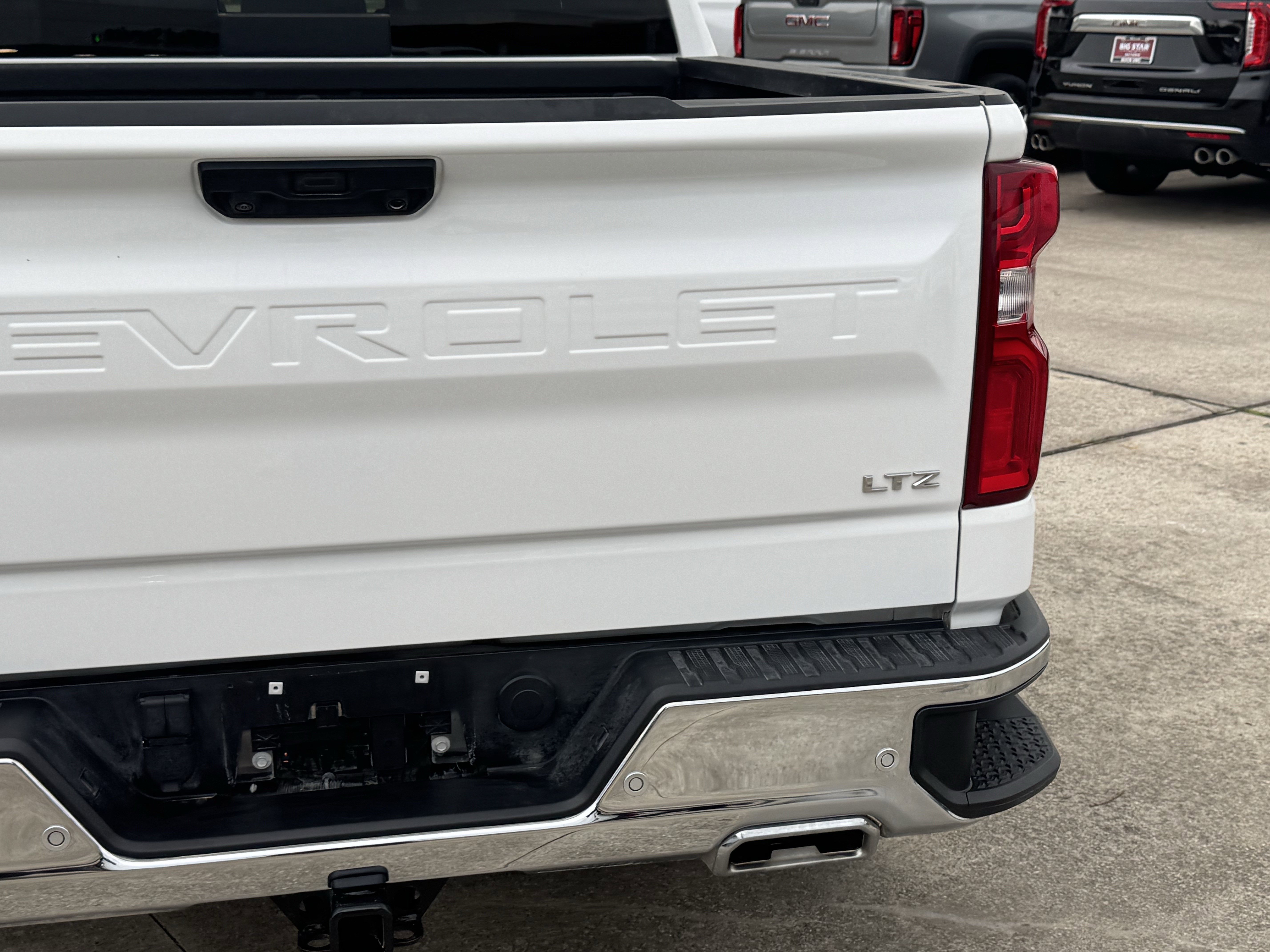 Used 2025 Summit White Chevrolet LTZ image 9