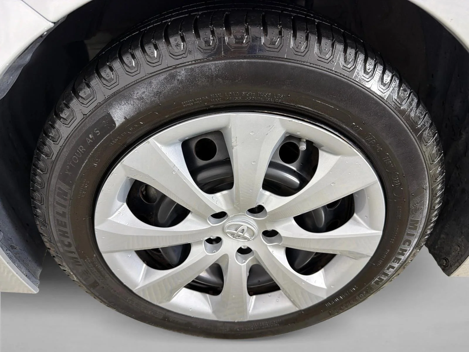 Used 2020 White Toyota LE image 11