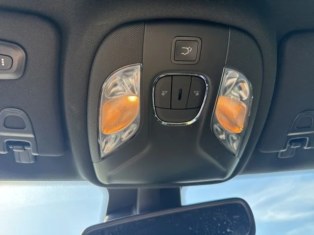 Used 2022 White Jeep Latitude image 30