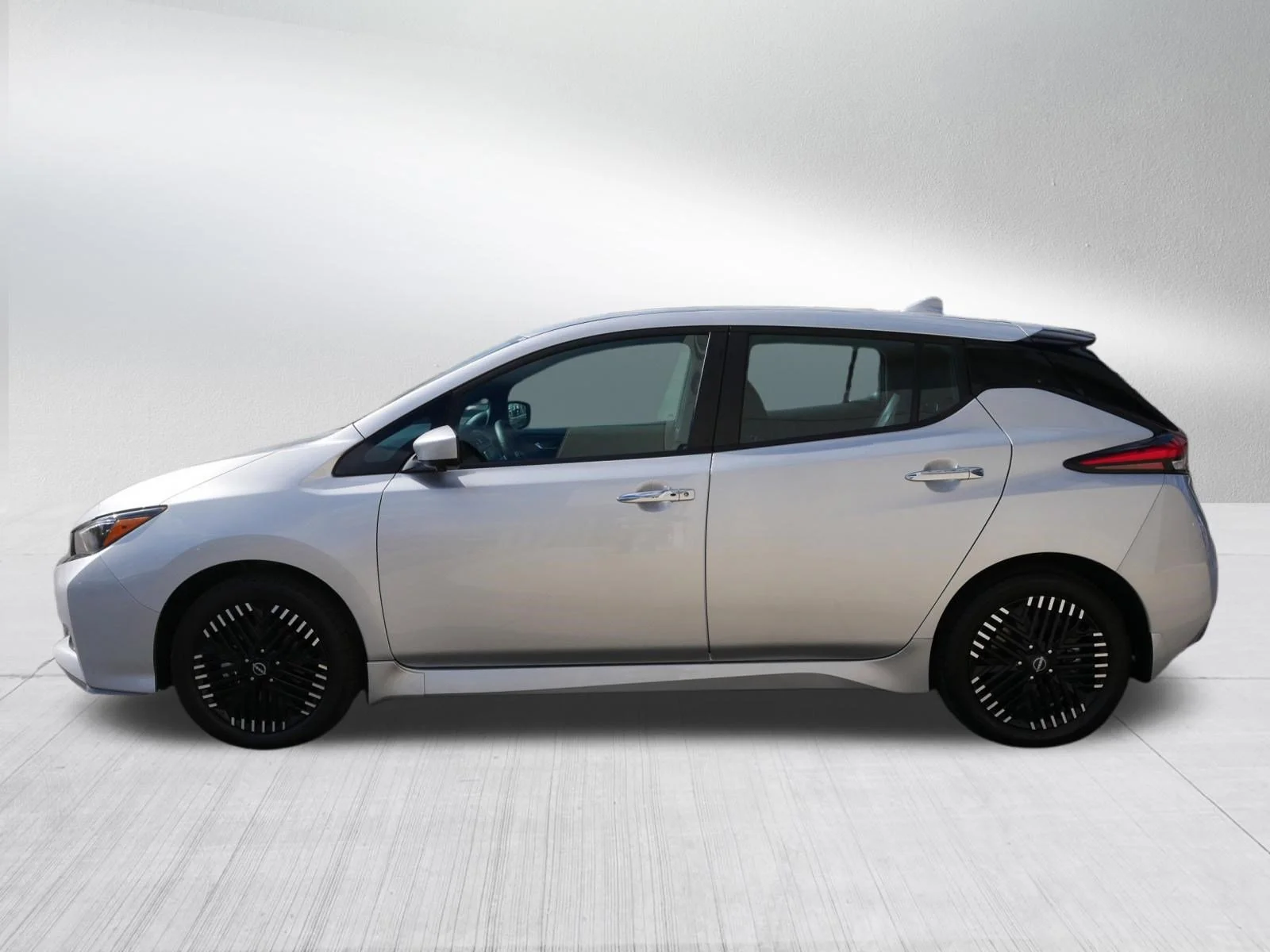 Used 2025 Brilliant Silver Metallic Nissan SV PLUS image 4