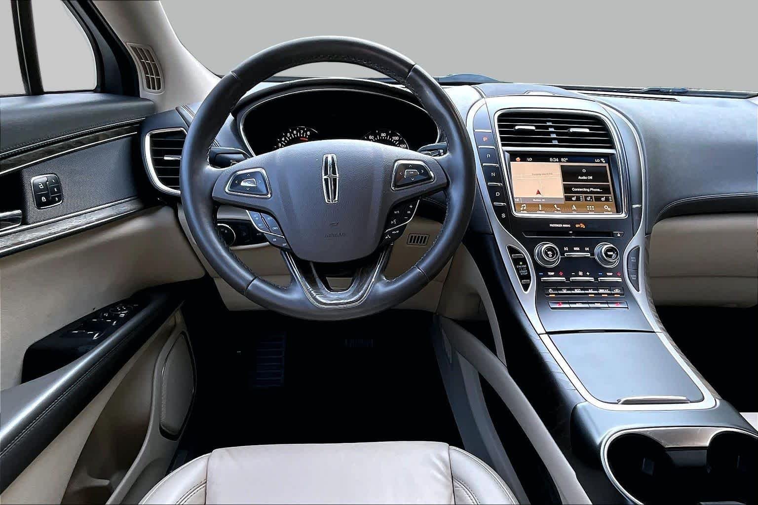 Used 2018 Ivory Pearl Lincoln Select image 6