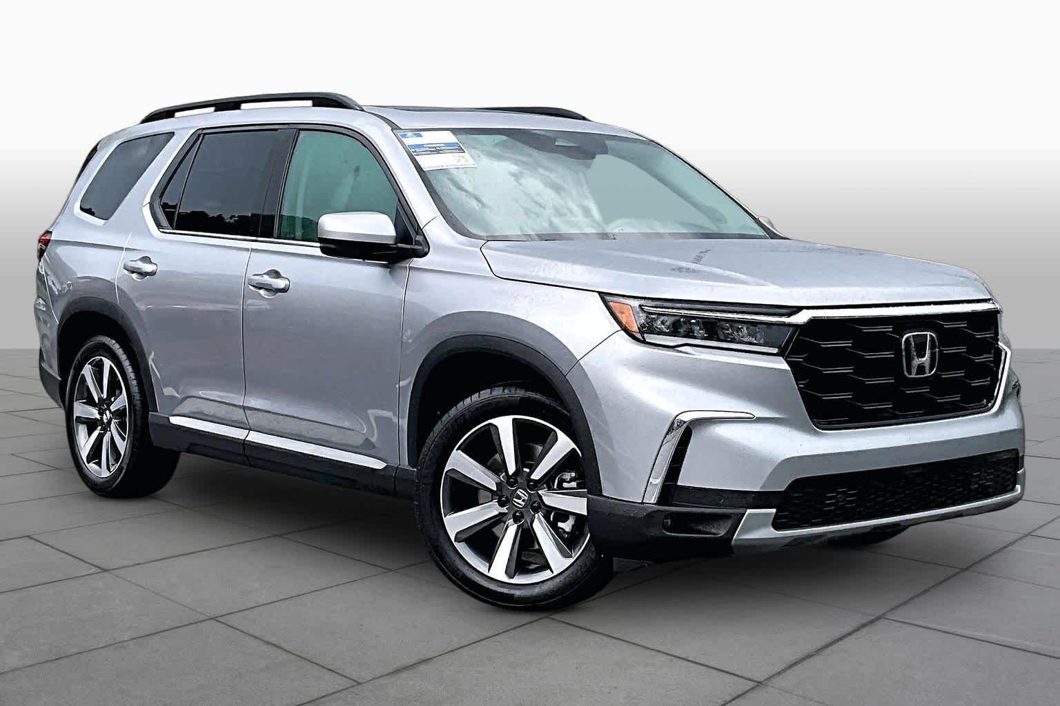 Used 2025 Lunar Silver Metallic Honda Touring image 3