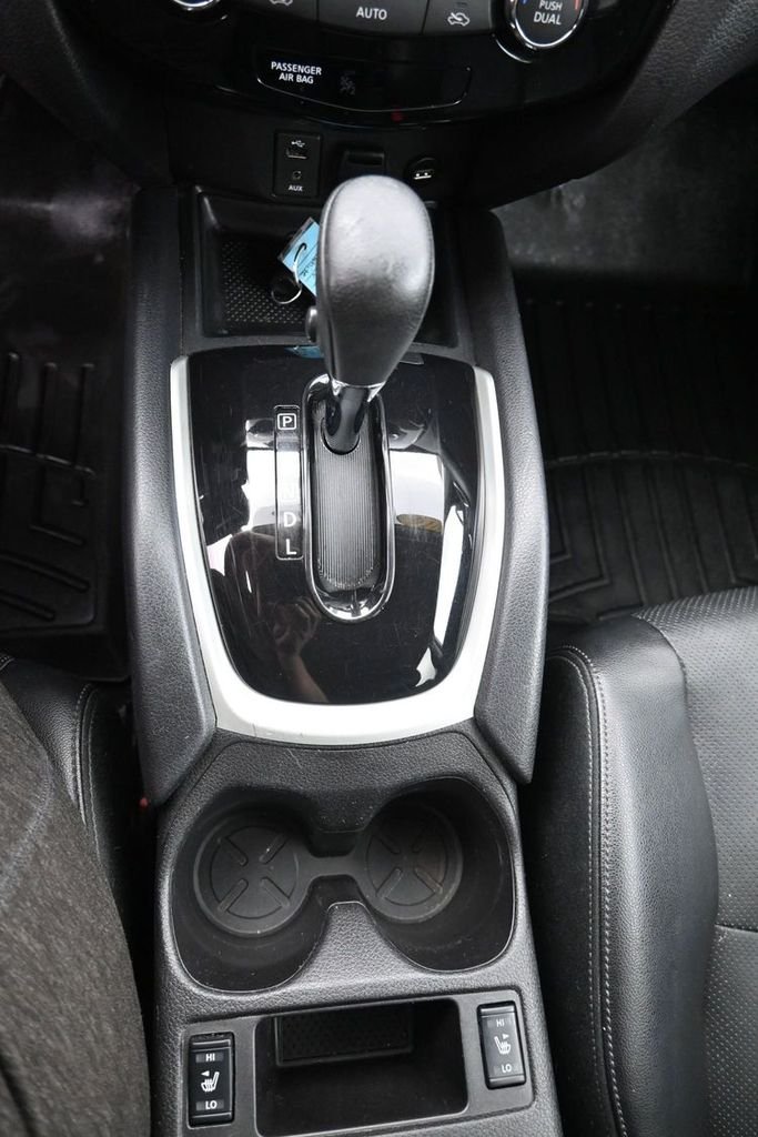 Used 2016 White Nissan SL image 17