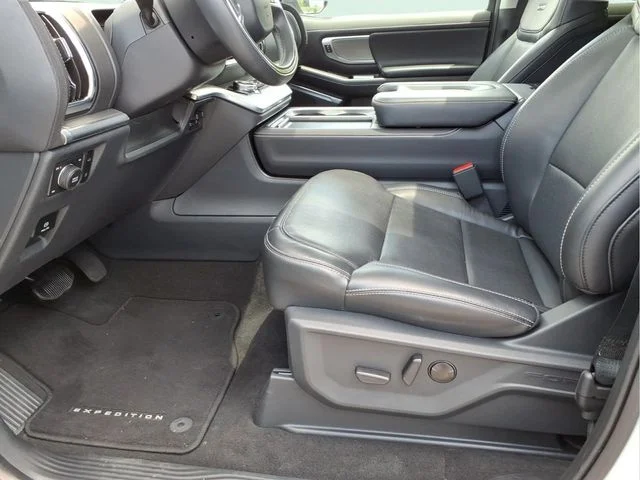 Used 2025 Silver Ford Platinum image 20