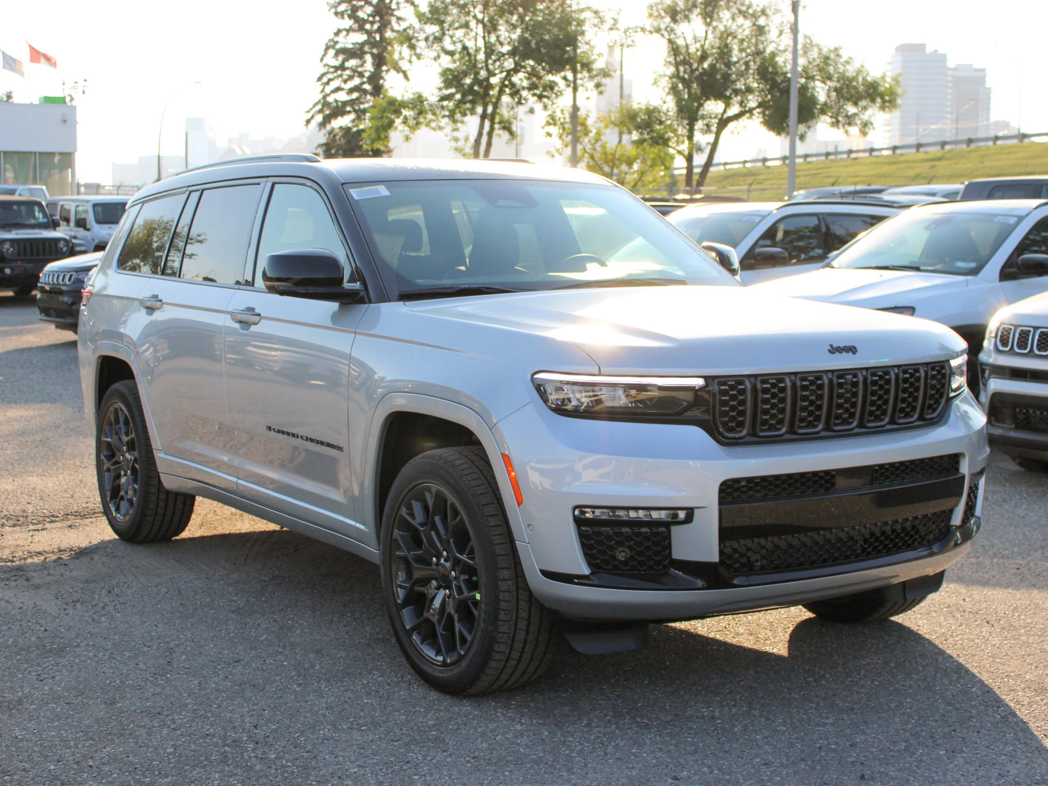 Used 2025 Silver Jeep Summit Reserve* 4x4, HUD, Night Vision, Massage Seats image 5
