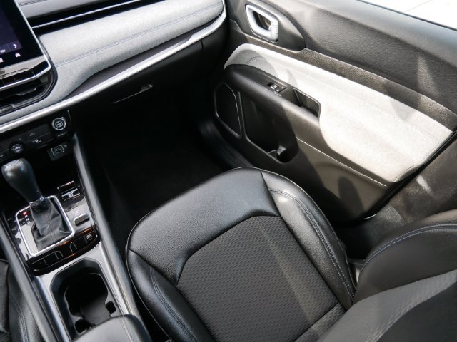 Used 2024 White Jeep Latitude image 11