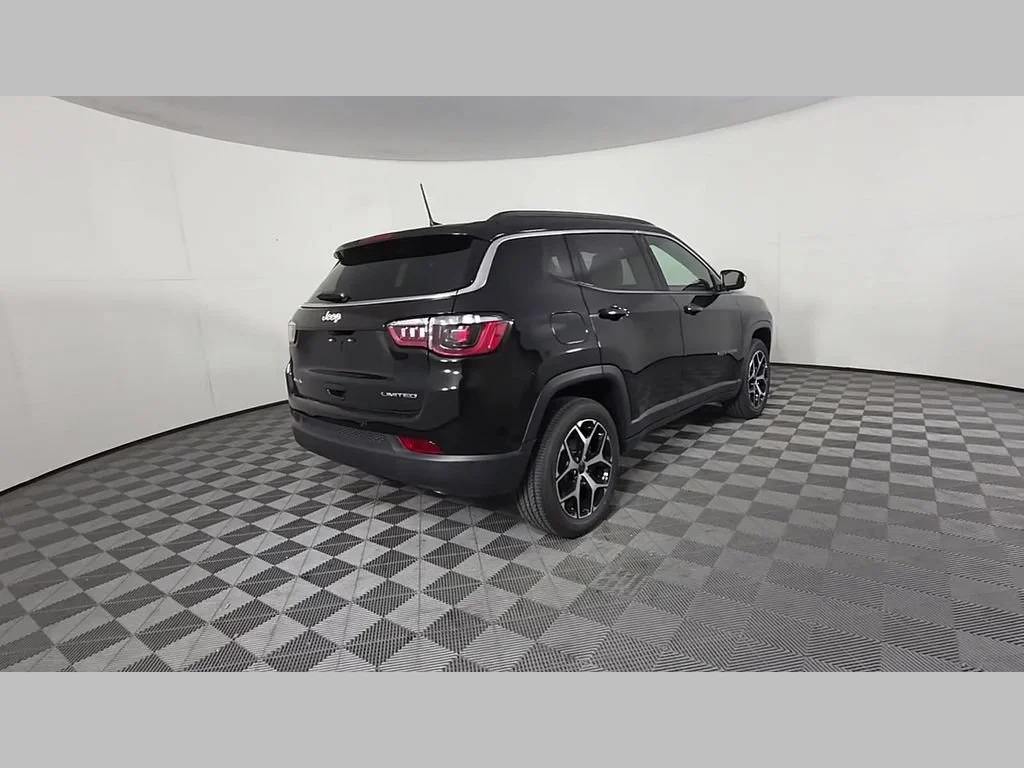 New 2026 Diamond Black Crystal Pearlcoat Jeep Limited image 31