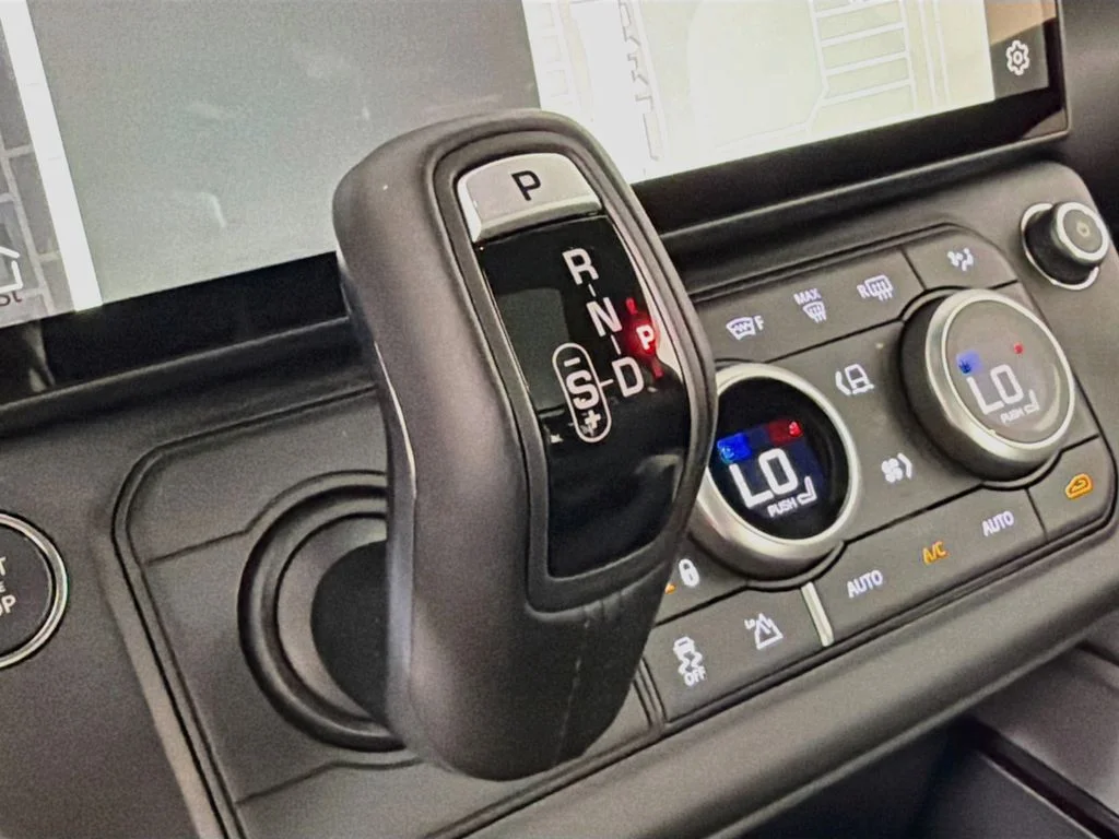 New 2026 Fuji White Land Rover X-Dynamic SE image 17