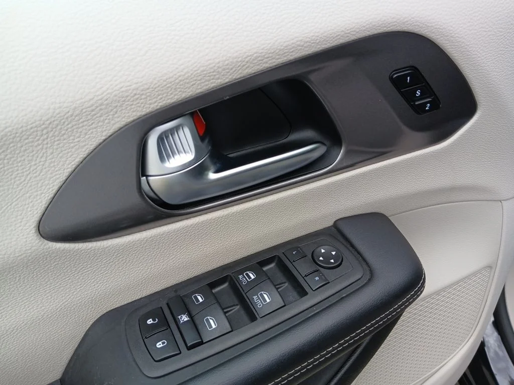 Used 2023 Black Chrysler Touring L image 11