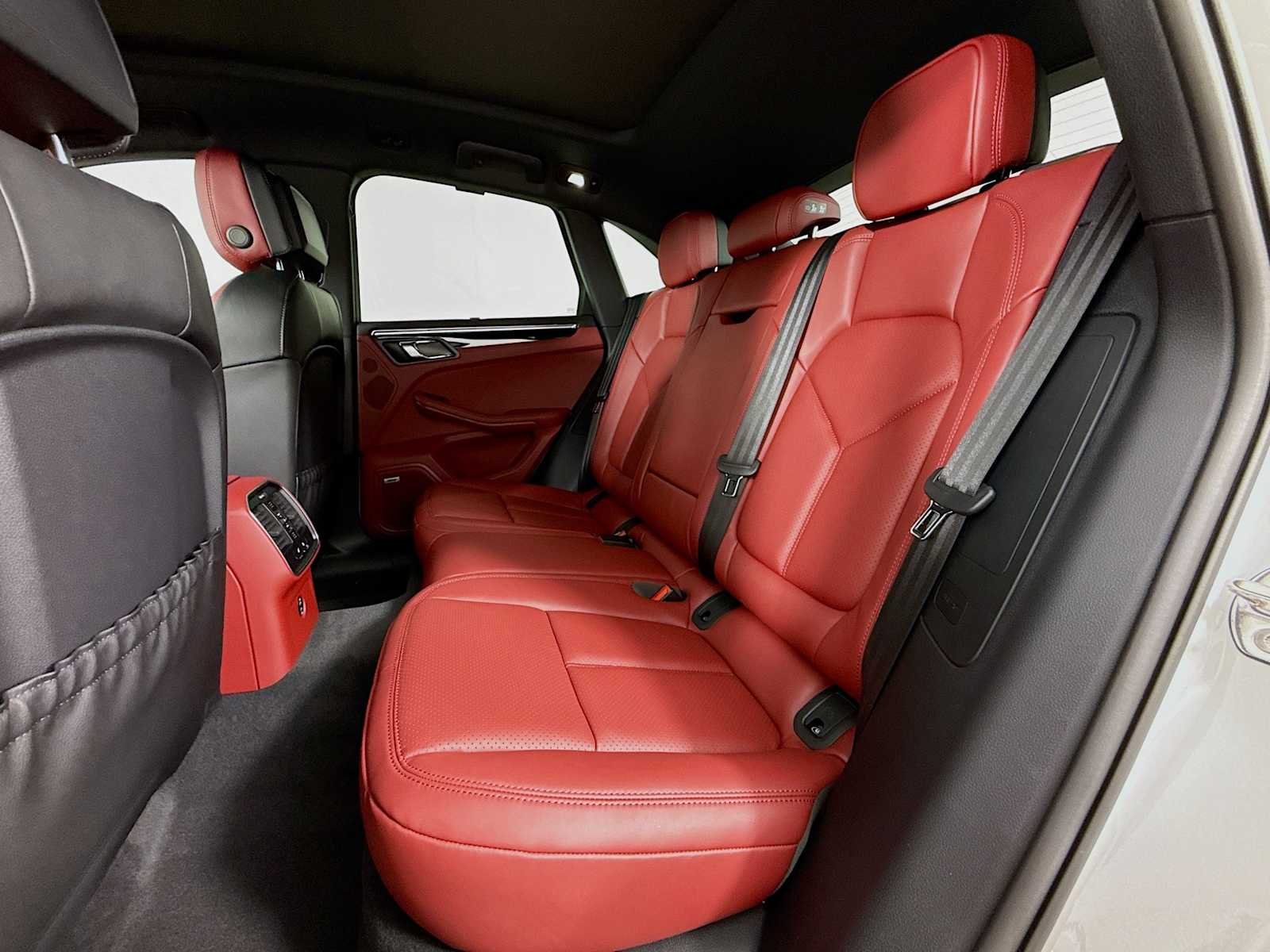 2026 Porsche Macan T - Photo 24