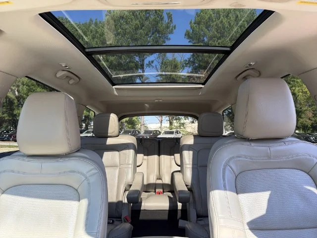 Used 2022 White Lincoln Reserve image 22