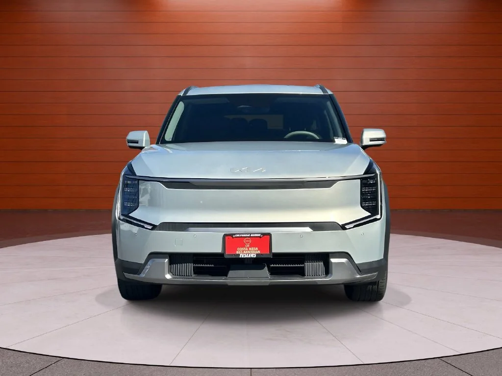 Used 2024 Ivory Kia Wind image 6