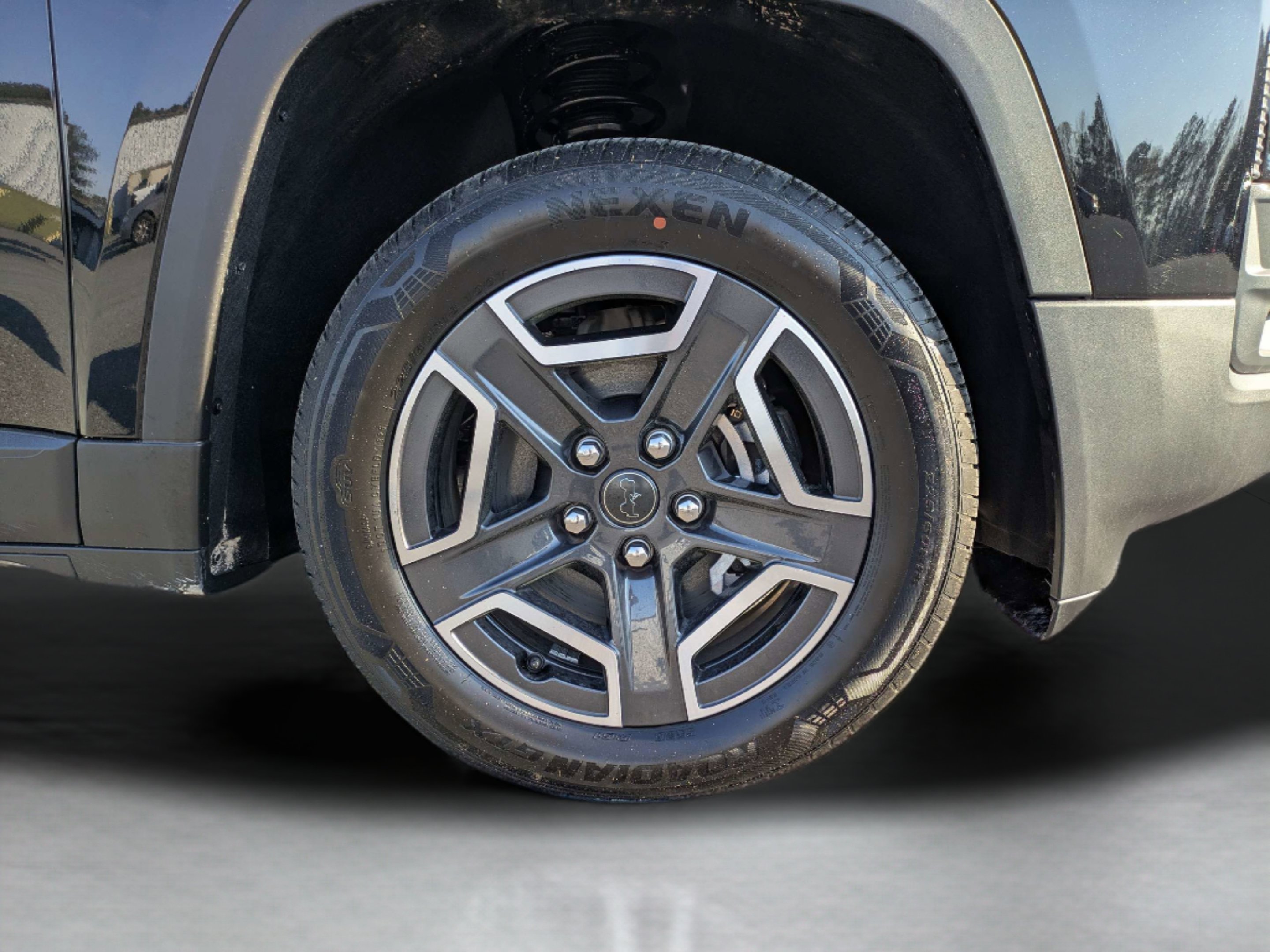 New 2026 Diamond Black Crystal Pearlcoat Jeep Limited image 12