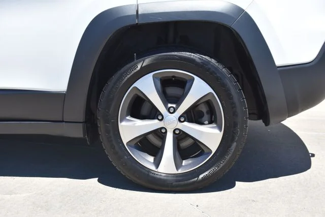 Used 2020 White Jeep Latitude image 8