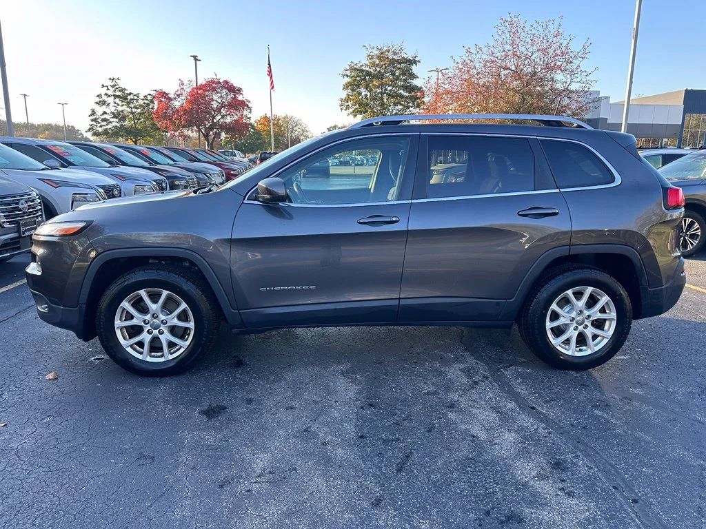 Used 2017 Granite Crystal Metallic Clearcoat Jeep Latitude image 8