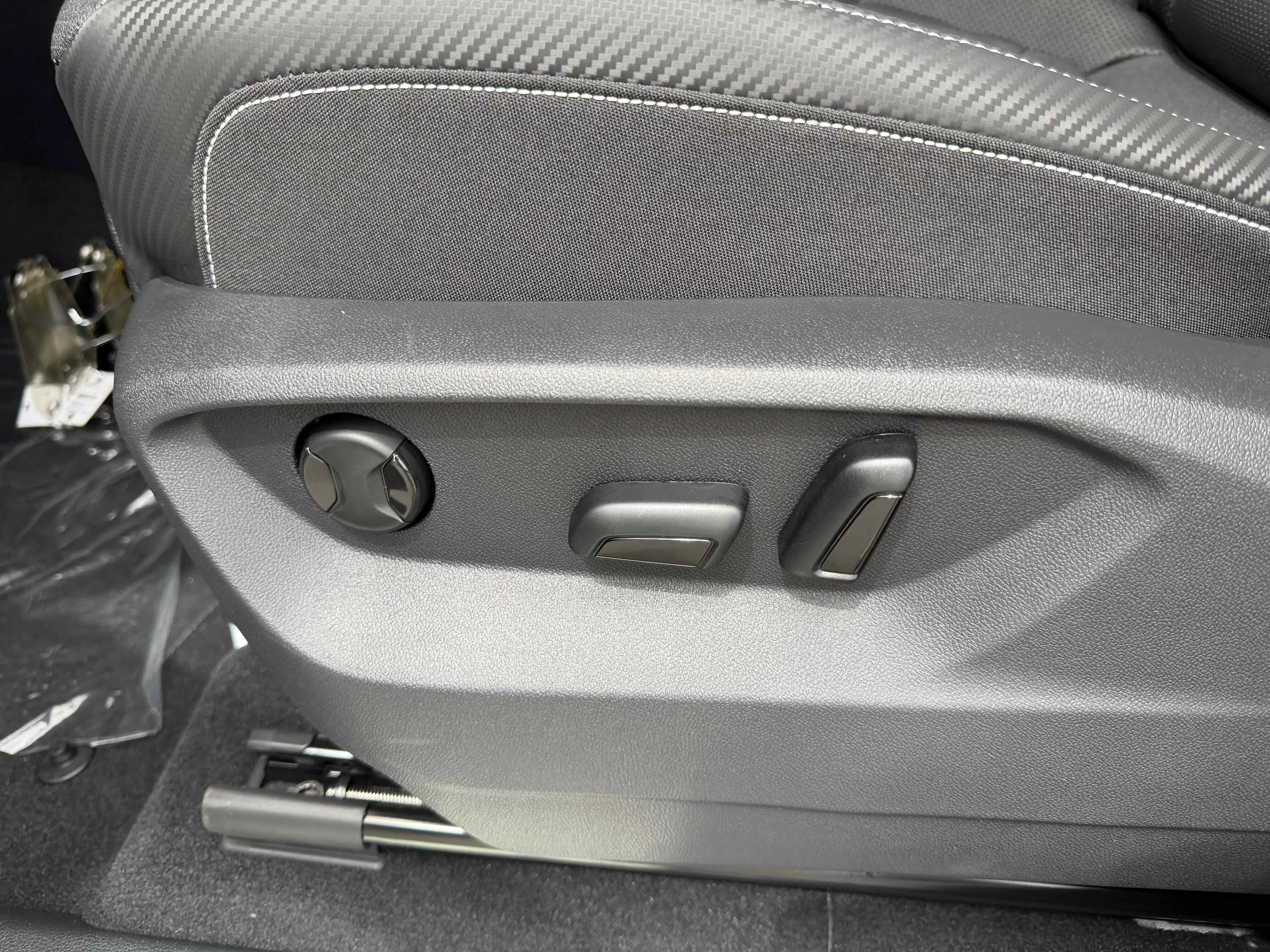 New 2026 Pearl Volkswagen 2.0T SE w/Technology image 15