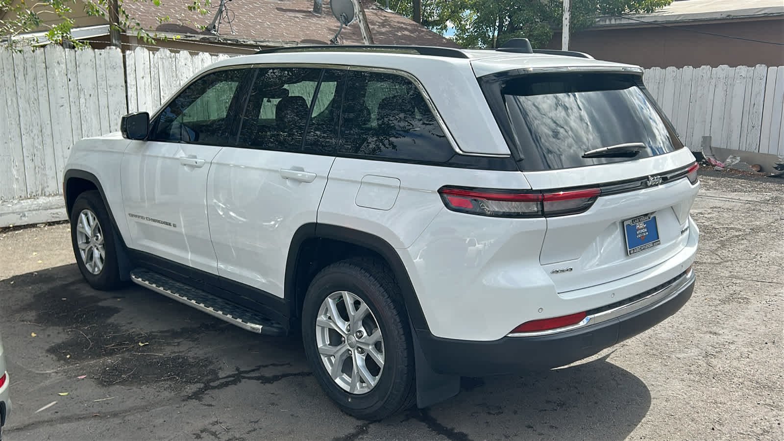 Used 2023 Bright White Clearcoat Jeep Limited image 8