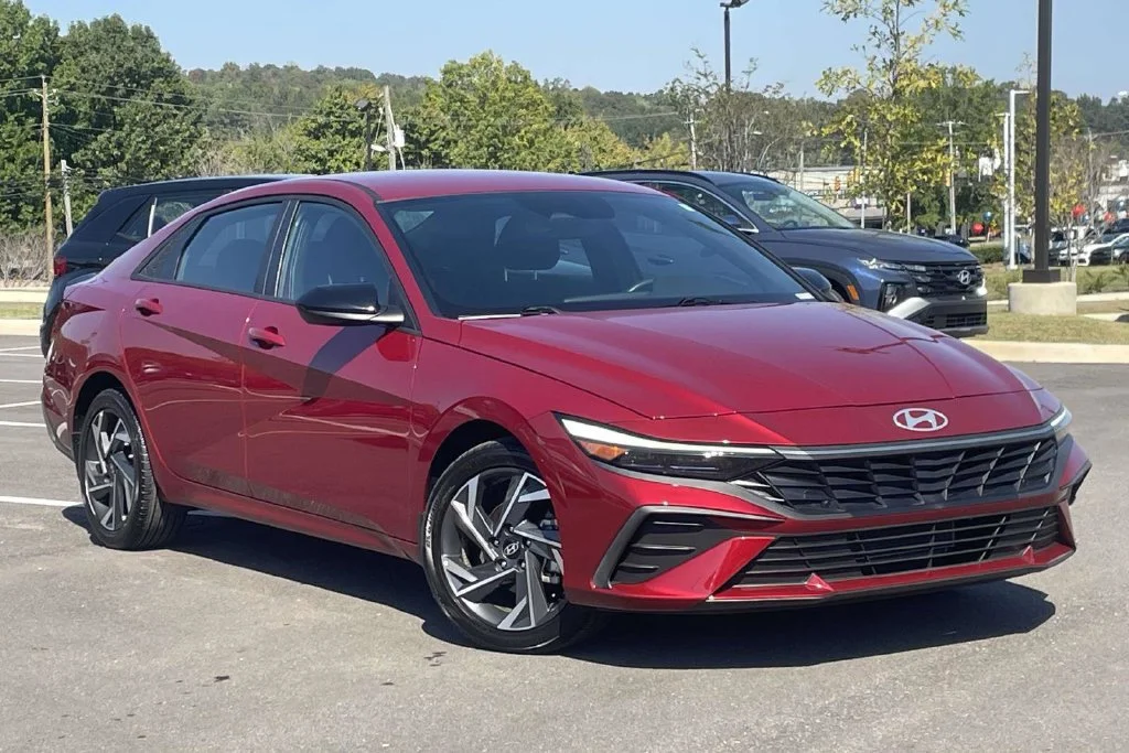 Used 2025 Red Hyundai SEL Sport image 1