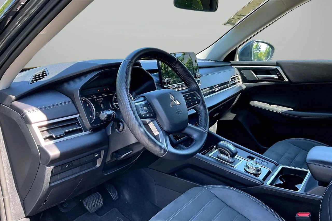 Certified Used 2024  Mitsubishi SE image 19