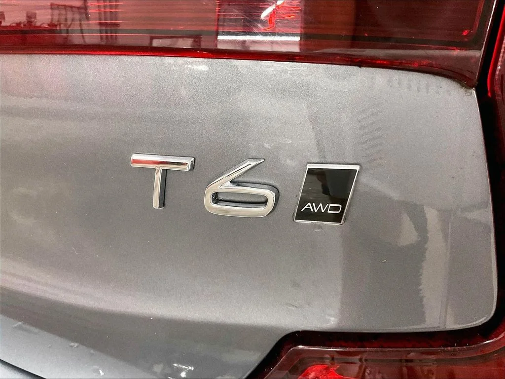 Used 2019 Gray Volvo T6 Momentum image 11