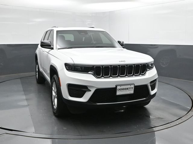 Used 2025 White/off-white Jeep Laredo image 17