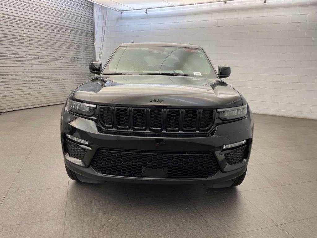 New 2025 Diamond Black Crystal Pearl-Coat Exterior Paint Jeep Limited image 6