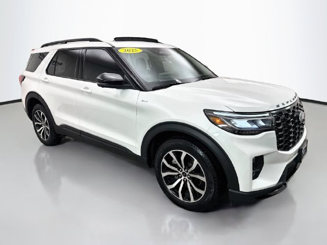 Used 2025 White Metallic Ford ST-Line image 1